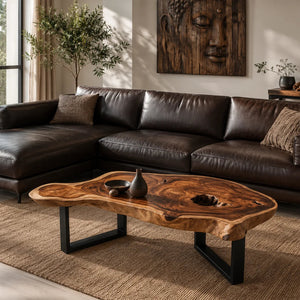 Freiform-Couchtisch aus massiver Akazien-Baumscheibe (120 x 60 x 43 cm, ca. 8 cm starke Platte) mit organischer Naturform, heller Baumkante und sichtbaren Jahresringen, Design-Unikat für stilvolle Wohnzimmer, Lounge oder Leseecke in der Schweiz