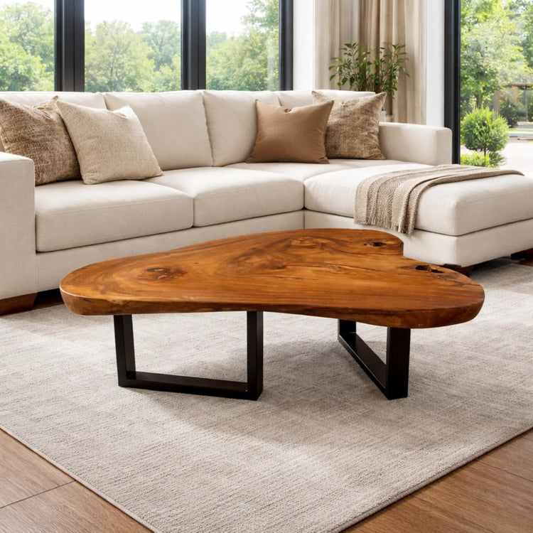 Großer Couchtisch aus dunkler Akazien-Baumscheibe (113 x 87 x 43 cm, 8 cm starke Platte) mit organischer „Segel“-Form, Baumkante und dunkler Maserung, rustikales Naturholz-Unikat für Sofalandschaften, Loft- und Chalet-Wohnzimmer in der Schweiz