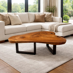 Großer Couchtisch aus dunkler Akazien-Baumscheibe (113 x 87 x 43 cm, 8 cm starke Platte) mit organischer „Segel“-Form, Baumkante und dunkler Maserung, rustikales Naturholz-Unikat für Sofalandschaften, Loft- und Chalet-Wohnzimmer in der Schweiz
