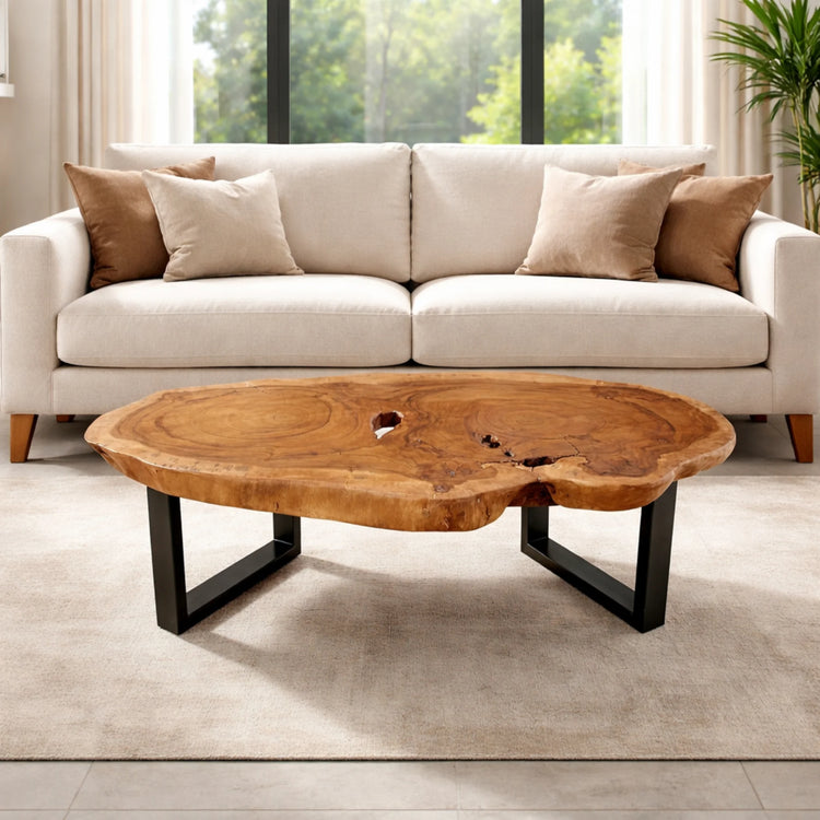 Großer Salontisch aus massiver Akazien-Baumscheibe (Suarholz, 120 × 62 × 43 cm, 8 cm starke Platte) mit natürlicher Live Edge, Baumstamm-Wohnzimmertisch als großer Kaffeetisch oder Couchtisch Holz XXL für offene Wohnräume, Lounge oder Wintergarten in der Schweiz