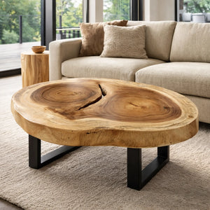 Heller Baumkante-Couchtisch aus Akazie-Baumscheibe (Suarholz, ca. 92 x 75 x 43 cm, 8 cm stark), fast weißer Holztisch im asiatischen Stil für moderne Wohnzimmer, Massivholz-Unikat ab Lager Schaffhausen