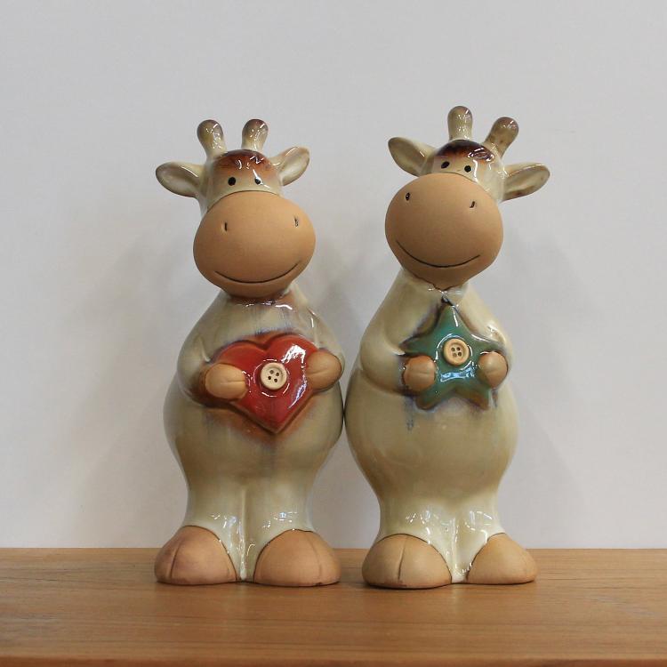 Handgefertigtes Porzellankuh Paar als liebevolle Hochzeit Deko und humorvolle Tischdeko fürs Wohnzimmer, Geschenkidee mit bunten Details für Hochzeitstisch, Café oder Boutique