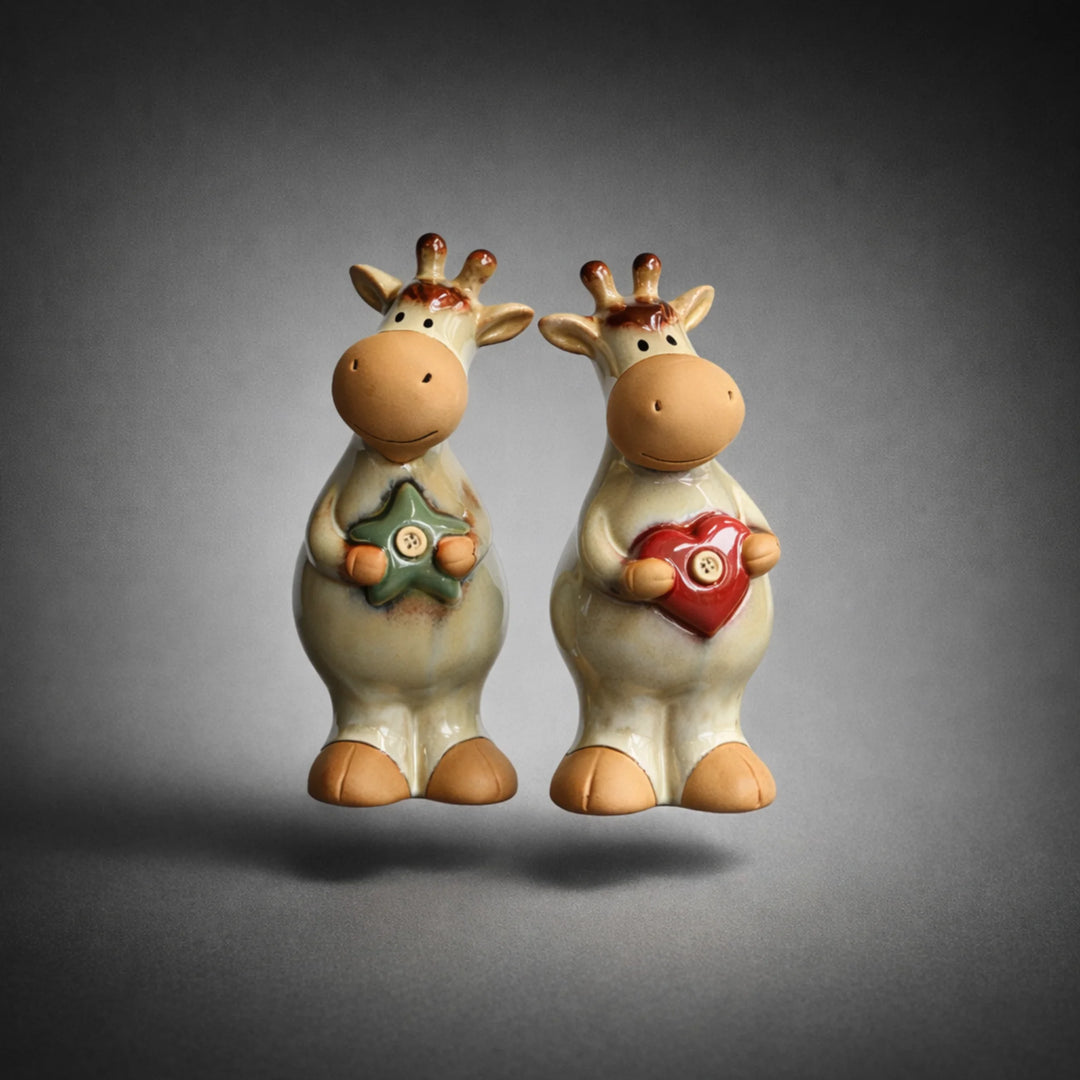 Handgefertigtes Porzellankuh Paar als liebevolle Hochzeit Deko und humorvolle Tischdeko fürs Wohnzimmer, Geschenkidee mit bunten Details für Hochzeitstisch, Café oder Boutique