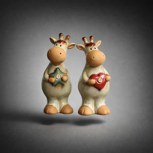 Handgefertigtes Porzellankuh Paar als liebevolle Hochzeit Deko und humorvolle Tischdeko fürs Wohnzimmer, Geschenkidee mit bunten Details für Hochzeitstisch, Café oder Boutique