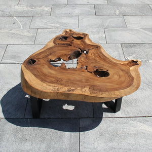 Holzstamm-Salontisch aus massiver Akazien-Baumscheibe (107 x 100 x 43 cm, 8 cm starke Platte) mit organischer Naturform und sichtbaren Jahresringen, naturbelassenes Massivholz-Unikat als Couchtisch für Wohnzimmer, Leseecke oder Wintergarten in der Schweiz`
