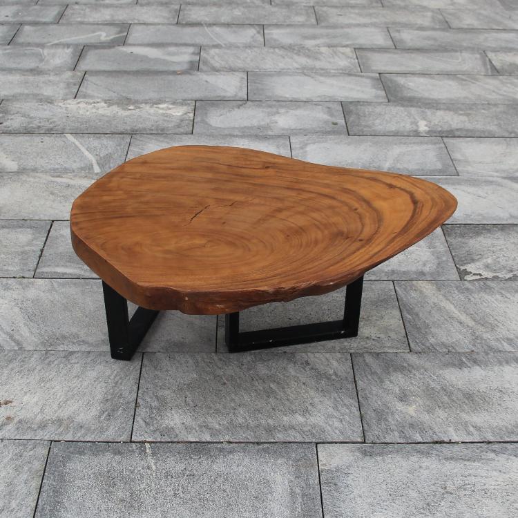 Holzstamm-Tisch aus massiver Suarholz-Baumscheibe (114 x 87 x 43 cm, 8 cm starke Platte) in Wassertropfen-Form mit echter Baumkante und sichtbaren Jahresringen, organischer Naturholz-Couchtisch für Wohnzimmer, Loft, Wintergarten oder Empfang in der Schweiz
