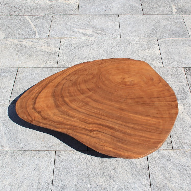 Holzstamm-Tisch aus massiver Suarholz-Baumscheibe (114 x 87 x 43 cm, 8 cm starke Platte) in Wassertropfen-Form mit echter Baumkante und sichtbaren Jahresringen, organischer Naturholz-Couchtisch für Wohnzimmer, Loft, Wintergarten oder Empfang in der Schweiz
