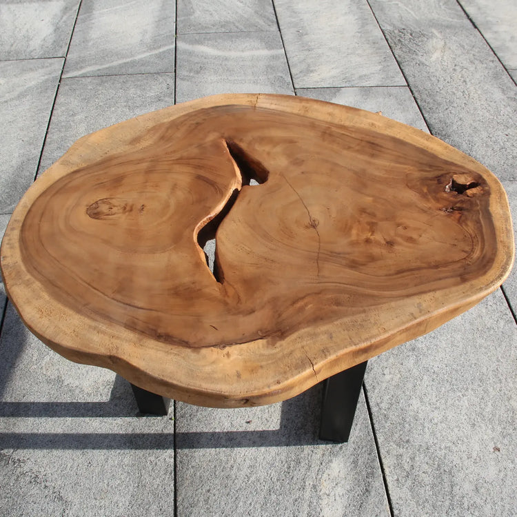 `Heller Baumstamm-Couchtisch aus massiver Akazien-Baumscheibe (85 x 70 x 43 cm, ca. 8 cm starke Platte) mit ovaler Naturform und sichtbarem Natur-Riss, leichter Naturholz-Unikat-Tisch für Wohnzimmer, Balkon oder Terrasse in der Schweiz`
