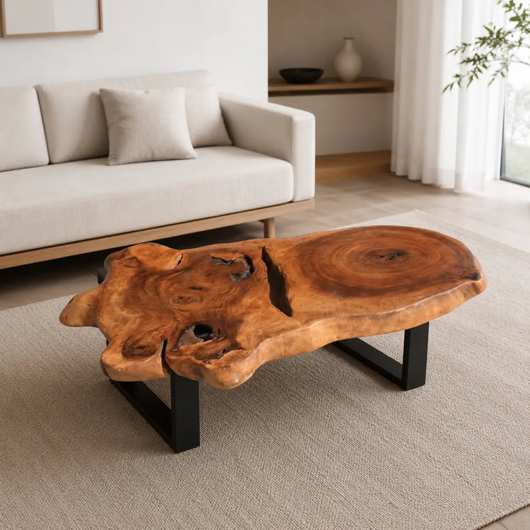 Ovaler Baumscheiben-Couchtisch aus massiver Akazien-Baumscheibe (120 x 73 x 43 cm, 8 cm starke Platte) mit Naturkante, rustikal-asiatisches Massivholz-Unikat als Wohnzimmertisch für Sofalandschaft, Lounge oder Chalet in der Schweiz