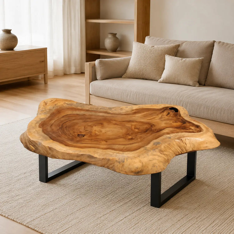 Heller Salontisch aus Akazie-Suar-Baumscheibe (118 × 87 cm, 8 cm starke Platte) mit Naturkante, rustikaler aber leichter Massivholz-Couchtisch im Vintage-Stil für Wohnzimmer, Lounge, Balkon oder Terrasse in der Schweiz