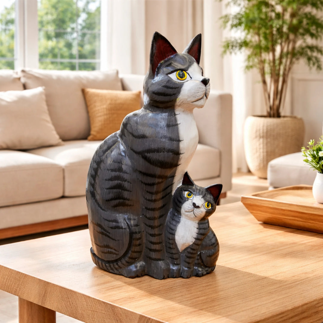 Katze Holzfigur 40cm – handgeschnitzte Katze Deko aus massivem Teakholz, asiatisch inspirierte Holzkatze für Wohnzimmer, Büro, Praxis oder Balkon, Unikat im Deko Shop Schweiz.