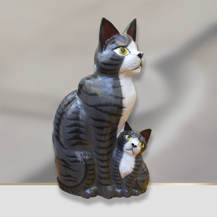 Katze Holzfigur 40cm – handgeschnitzte Katze Deko aus massivem Teakholz, asiatisch inspirierte Holzkatze für Wohnzimmer, Büro, Praxis oder Balkon, Unikat im Deko Shop Schweiz.