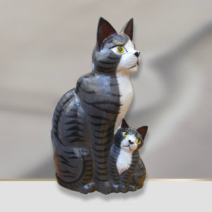 Katze Holzfigur 40cm – handgeschnitzte Katze Deko aus massivem Teakholz, asiatisch inspirierte Holzkatze für Wohnzimmer, Büro, Praxis oder Balkon, Unikat im Deko Shop Schweiz.