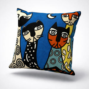 Strickkissenbezug 45x45 aus Kaschmir mit abstraktem Muster, hochwertiges Deko Kissen für Sofa, Bett und Wohnzimmer im skandinavischen, modernen oder asiatisch inspirierten Stil, weiches Kuschelkissen als Geschenkidee in der Schweiz.