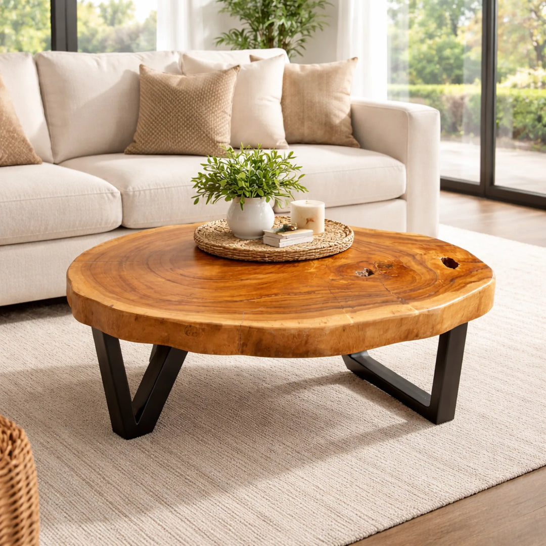 Kleiner Couchtisch aus heller Akazien-Baumscheibe (99 x 70 x 43 cm, 8 cm starke Platte) in organischer Nierenform, Massivholz-Unikat im skandinavischen Naturholz-Look für kleine Wohnzimmer und Leseecken in der Schweiz
