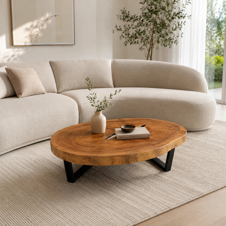 Kleiner Couchtisch aus heller Akazien-Baumscheibe (99 x 70 x 43 cm, 8 cm starke Platte) in organischer Nierenform, Massivholz-Unikat im skandinavischen Naturholz-Look für kleine Wohnzimmer und Leseecken in der Schweiz
