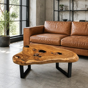 Rechteckiger Couchtisch aus dunkler Akazien-Baumscheibe (101 x 80 x 43 cm, 8 cm starke Platte) mit naturbelassener Oberfläche, Baumkante, Astlöchern und schwarzen Metallbeinen im Industrial-Stil, Massivholz-Unikat für Wohnzimmercouch, Lounge oder Empfangsbereich in der Schweiz
