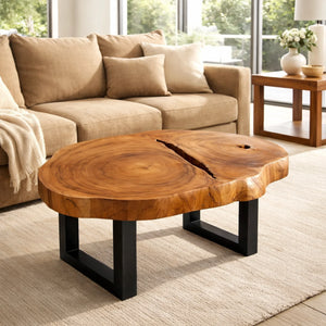 Naturholz-Couchtisch aus einer Akazie/Suarholz-Baumscheibe (ca. 96 × 75 × 43 cm, 8 cm starke Platte) mit „Sonnenschlitz“, Naturkante und Unikat-Maserung, Design-Baumstammtisch für Wohnzimmer, Lounge oder Wintergarten in der Schweiz