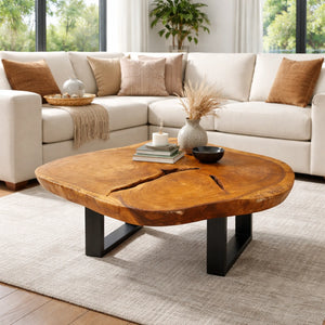 Suar-Couchtisch aus echter Baumscheibe (105 x 80 x 43 cm, ca. 8 cm starke Massivholzplatte) mit heller Naturkante und sichtbaren Jahresringen, naturbelassenes Design-Unikat für skandinavische, asiatische oder rustikale Wohnzimmer in der Schweiz
