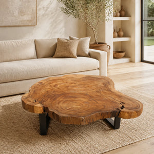 Couchtisch aus 9 cm starker Akazien-Baumscheibe (110 × 100 × 43 cm) mit rundlich-organischer Form, sanfter Einbuchtung, Naturriss und echter Baumkante, massives Naturholz-Unikat für Wohnzimmer mit L-Sofa, Familien-Lounge oder Meditations-Ecke in der Schweiz