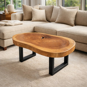 Ovaler Baumstamm-Couchtisch aus Akazie (Suarholz-Baumscheibe, 113 x 80 x 43 cm, 8 cm stark) mit Naturkante und Baumloch, Massivholz-Unikat für Wohnzimmer, Lounge oder Wintergarten in der Schweiz