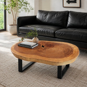 Salontisch aus massiver Akazien-Baumscheibe (114 x 67 x 43 cm, 8 cm starke Platte) mit organisch-ovaler Naturform, Baumkante, sichtbaren Jahresringen und Astloch, Naturholz-Unikat-Couchtisch für Wohnzimmer, Loft oder Chalet in der Schweiz