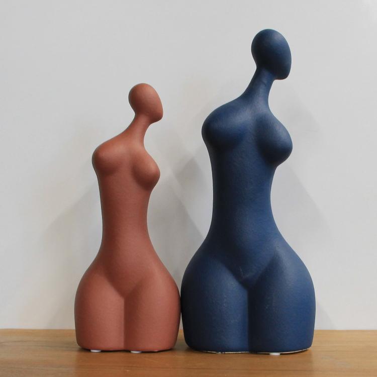 Farbige Keramikfigur einer Frau – moderne Tischdeko für Wohnzimmer, Hochzeit und Sideboard
