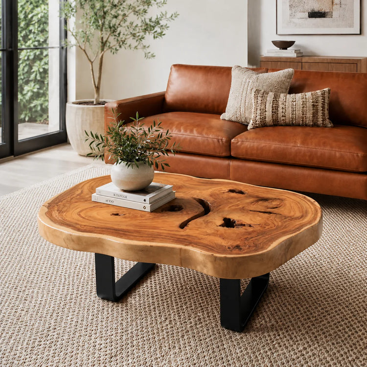 Quadratischer Couchtisch aus Akazie-Baumscheibe (Suarholz, 98 × 70 cm, 8 cm starke Platte) mit lebendiger Holzmaserung und Naturkante, Massivholz-Unikat für Sofalandschaft, Loft oder Design-Wohnzimmer in der Schweiz