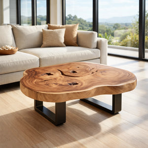 Quadratischer Couchtisch aus Akazie-Baumscheibe (Suarholz, 98 × 70 cm, 8 cm starke Platte) mit lebendiger Holzmaserung und Naturkante, Massivholz-Unikat für Sofalandschaft, Loft oder Design-Wohnzimmer in der Schweiz