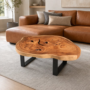 Quadratischer Couchtisch aus Akazie-Baumscheibe (Suarholz, 98 × 70 cm, 8 cm starke Platte) mit lebendiger Holzmaserung und Naturkante, Massivholz-Unikat für Sofalandschaft, Loft oder Design-Wohnzimmer in der Schweiz