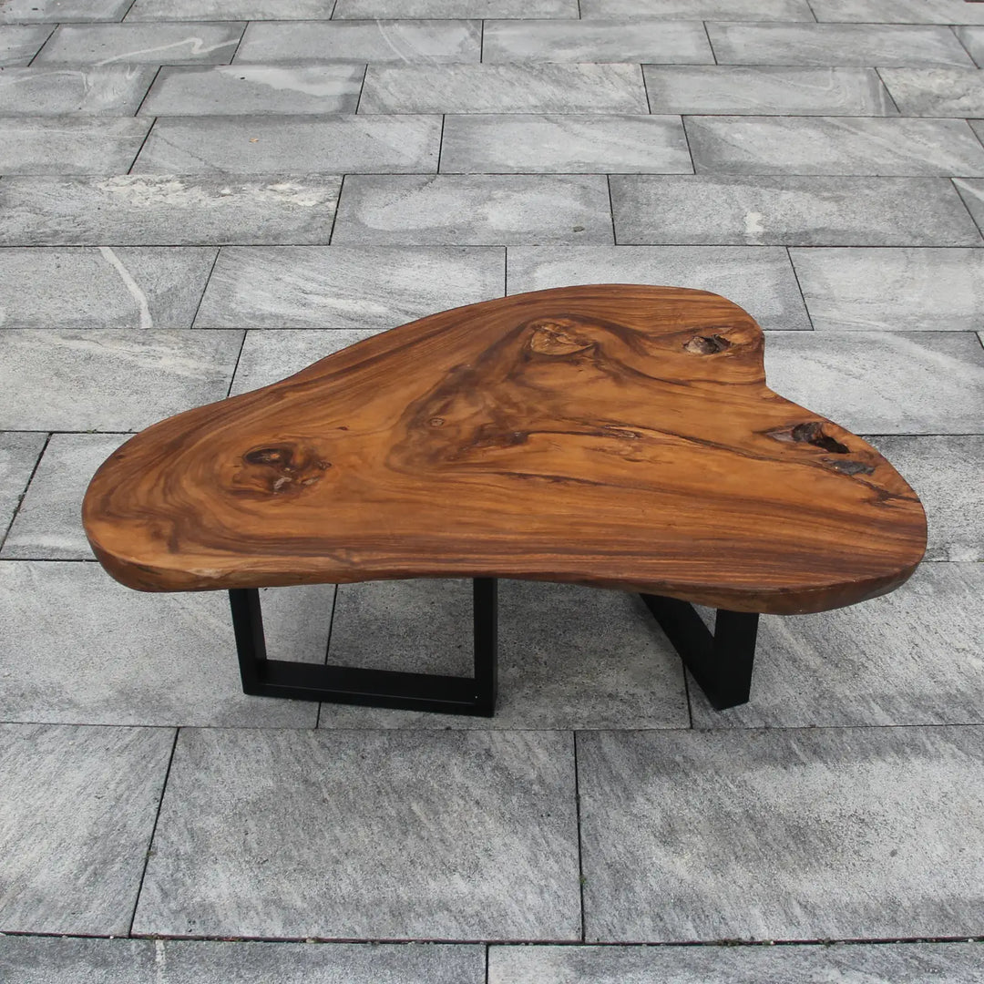 `Großer Couchtisch aus dunkler Akazien-Baumscheibe (113 x 87 x 43 cm, 8 cm starke Platte) mit organischer „Segel“-Form, Baumkante und dunkler Maserung, rustikales Naturholz-Unikat für Sofalandschaften, Loft- und Chalet-Wohnzimmer in der Schweiz`
