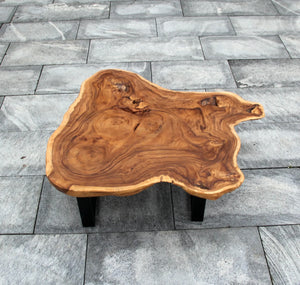 `Salontisch aus massiver Akazie-Baumscheibe (95 x 92 x 43 cm, 8 cm starke Platte) mit Naturkante und organischer Form, kompakter Naturholz-Couchtisch im asiatisch inspirierten Stil für kleine Wohnzimmer in der Schweiz`