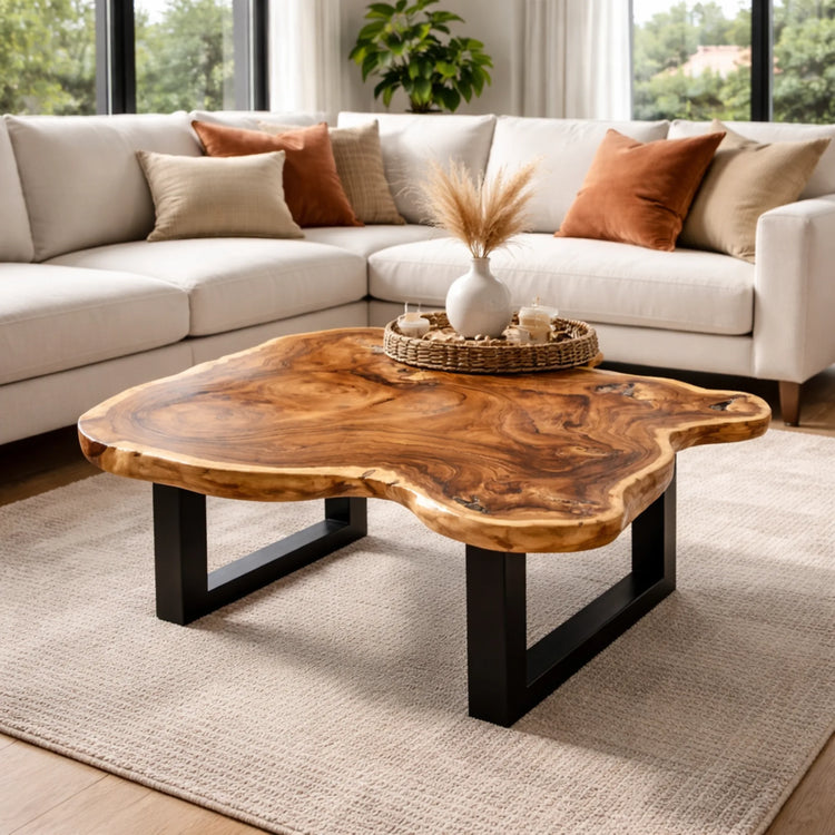 Salontisch aus massiver Akazie-Baumscheibe (95 x 92 x 43 cm, 8 cm starke Platte) mit Naturkante und organischer Form, kompakter Naturholz-Couchtisch im asiatisch inspirierten Stil für kleine Wohnzimmer in der Schweiz