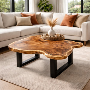 Salontisch aus massiver Akazie-Baumscheibe (95 x 92 x 43 cm, 8 cm starke Platte) mit Naturkante und organischer Form, kompakter Naturholz-Couchtisch im asiatisch inspirierten Stil für kleine Wohnzimmer in der Schweiz