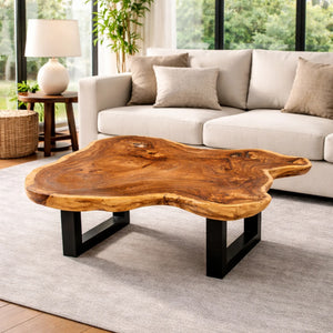 Salontisch aus massiver Akazie-Baumscheibe (95 x 92 x 43 cm, 8 cm starke Platte) mit Naturkante und organischer Form, kompakter Naturholz-Couchtisch im asiatisch inspirierten Stil für kleine Wohnzimmer in der Schweiz