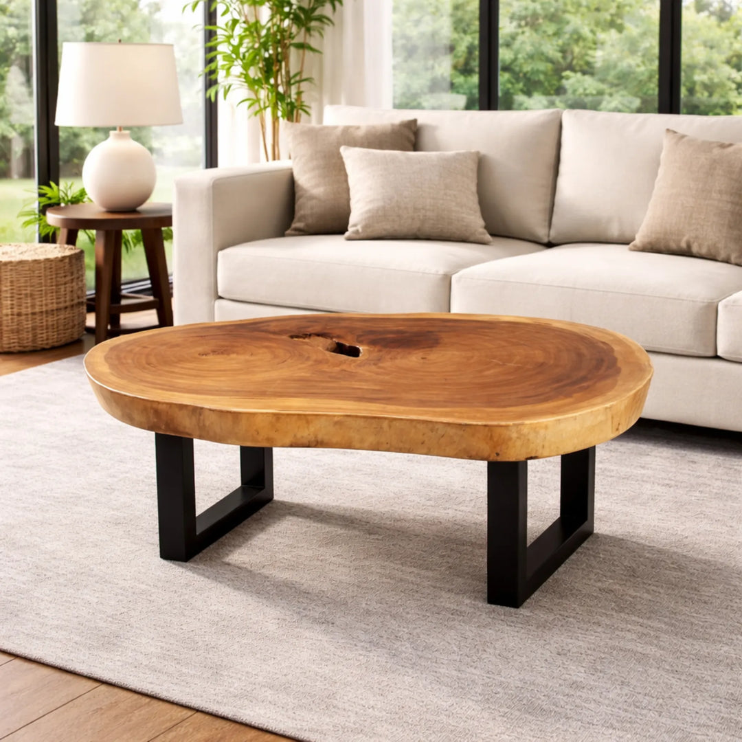 Salontisch aus massiver Akazien-Baumscheibe (114 x 67 x 43 cm, 8 cm starke Platte) mit organisch-ovaler Naturform, Baumkante, sichtbaren Jahresringen und Astloch, Naturholz-Unikat-Couchtisch für Wohnzimmer, Loft oder Chalet in der Schweiz