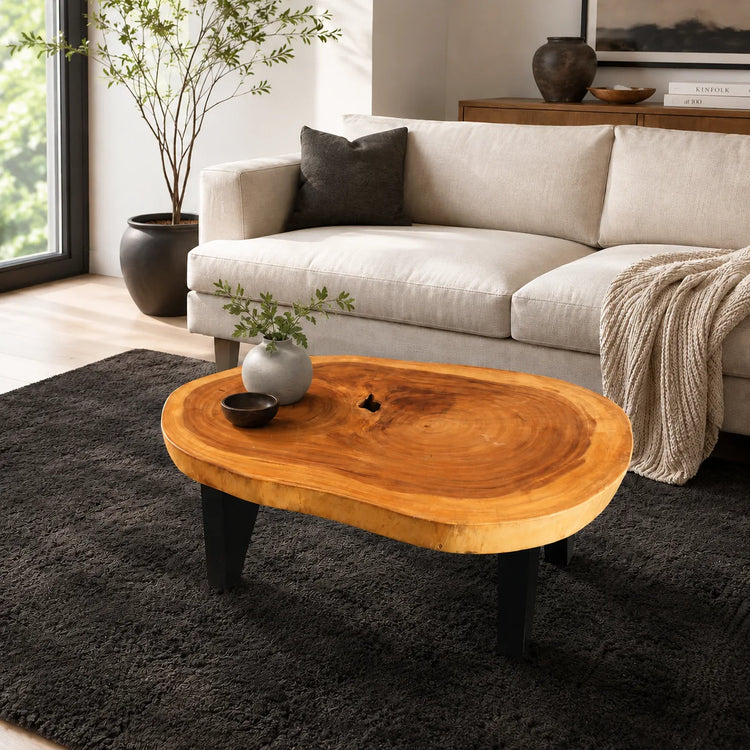 Salontisch aus massiver Akazien-Baumscheibe (114 x 67 x 43 cm, 8 cm starke Platte) mit organisch-ovaler Naturform, Baumkante, sichtbaren Jahresringen und Astloch, Naturholz-Unikat-Couchtisch für Wohnzimmer, Loft oder Chalet in der Schweiz