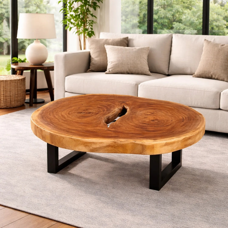 Ovaler Salontisch aus massiver Akazien-Baumscheibe (93 x 75 x 43 cm, 8 cm starke Platte) mit sichtbaren Jahresringen, Naturholz-Unikat im goldbraunen Baumstamm-Look für Wohnzimmer, Chalet oder Loft in der Schweiz