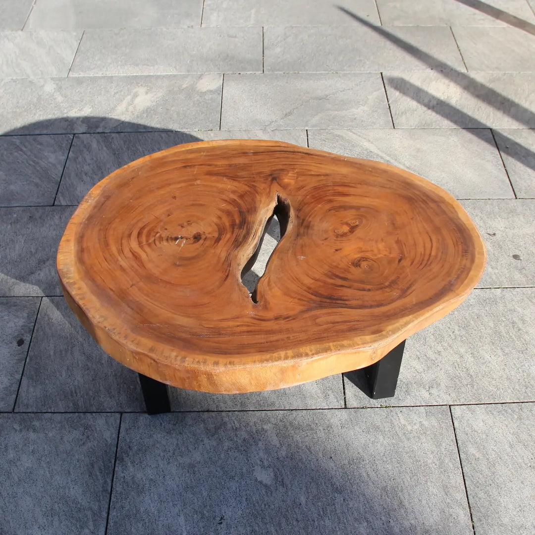 Ovaler Salontisch aus massiver Akazien-Baumscheibe (93 x 75 x 43 cm, 8 cm starke Platte) mit sichtbaren Jahresringen, Naturholz-Unikat im goldbraunen Baumstamm-Look für Wohnzimmer, Chalet oder Loft in der Schweiz`