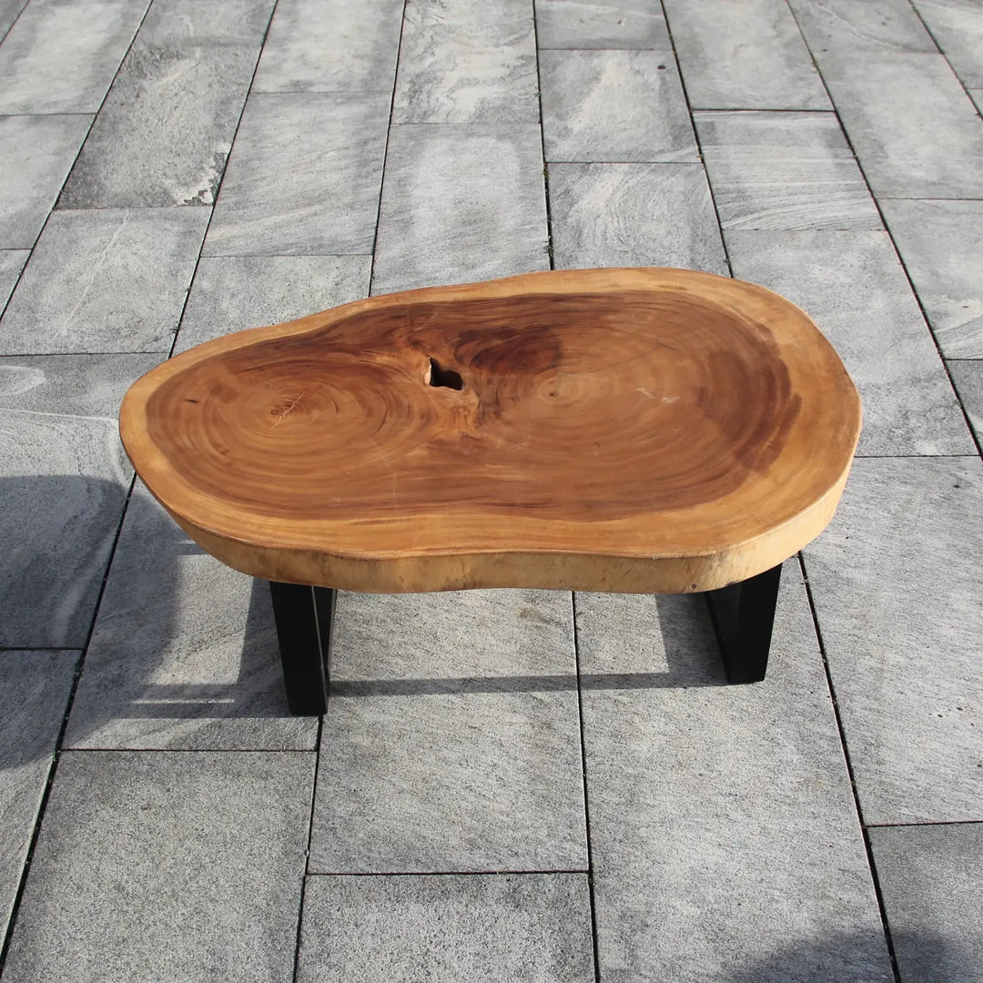 Salontisch aus massiver Akazien-Baumscheibe (114 x 67 x 43 cm, 8 cm starke Platte) mit organisch-ovaler Naturform, Baumkante, sichtbaren Jahresringen und Astloch, Naturholz-Unikat-Couchtisch für Wohnzimmer, Loft oder Chalet in der Schweiz`
