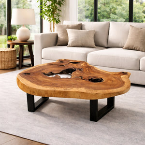 Holzstamm-Salontisch aus massiver Akazien-Baumscheibe (107 x 100 x 43 cm, 8 cm starke Platte) mit organischer Naturform und sichtbaren Jahresringen, naturbelassenes Massivholz-Unikat als Couchtisch für Wohnzimmer, Leseecke oder Wintergarten in der Schweiz`
