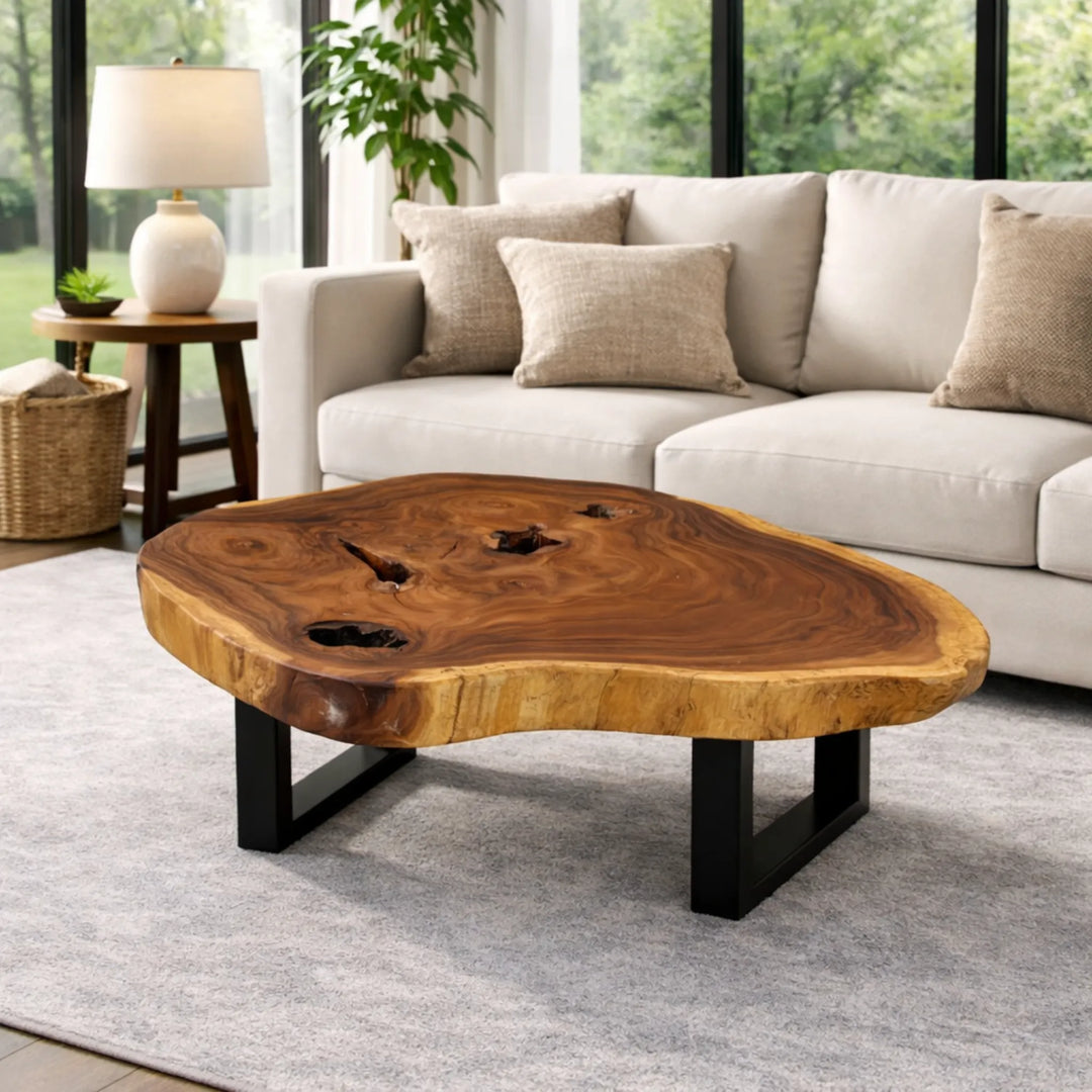 Baumstammtisch aus massiver Akazien-Baumscheibe (120 x 87 x 43 cm, 8 cm starke Platte) mit Naturkante, großer Naturholz-Salontisch als Couchtisch für Sofalandschaften, Loft-Wohnzimmer oder Wintergarten in der Schweiz