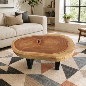 Salontisch aus massiver Akazien-Baumscheibe, 105 × 72 × 43 cm, mit nierenförmiger Naturform und sichtbaren Jahresringen