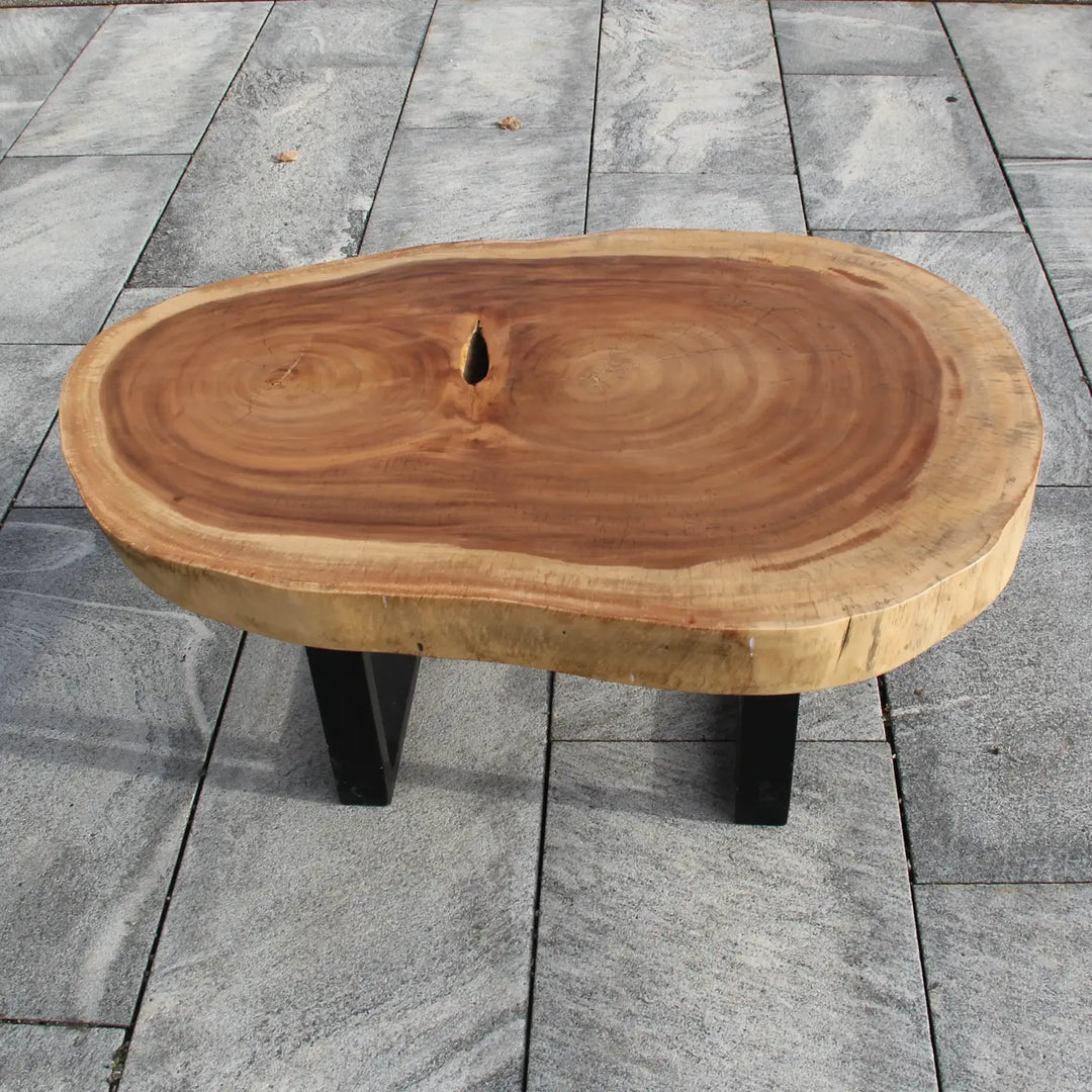 `Salontisch aus massiver Akazien-Baumscheibe (105 x 72 x 43 cm, 8 cm starke Platte) in nierenförmiger Naturform mit sichtbaren Jahresringen, Holzstamm-Unikat im chemiefreien Naturholz-Look für Wohnzimmer und Lounge in der Schweiz`
