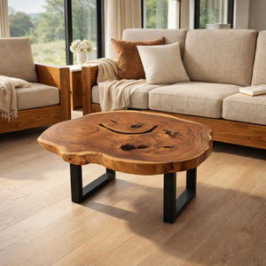 Salontisch aus massiver Suarholz-Baumscheibe (100 x 72 x 43 cm, 8 cm starke Platte) mit organischer Naturform, weißlicher Baumkante, Baumloch und Metallbeinen, Naturholz-Couchtisch für scandi, boho oder asiatisch inspiriertes Wohnen in der Schweiz