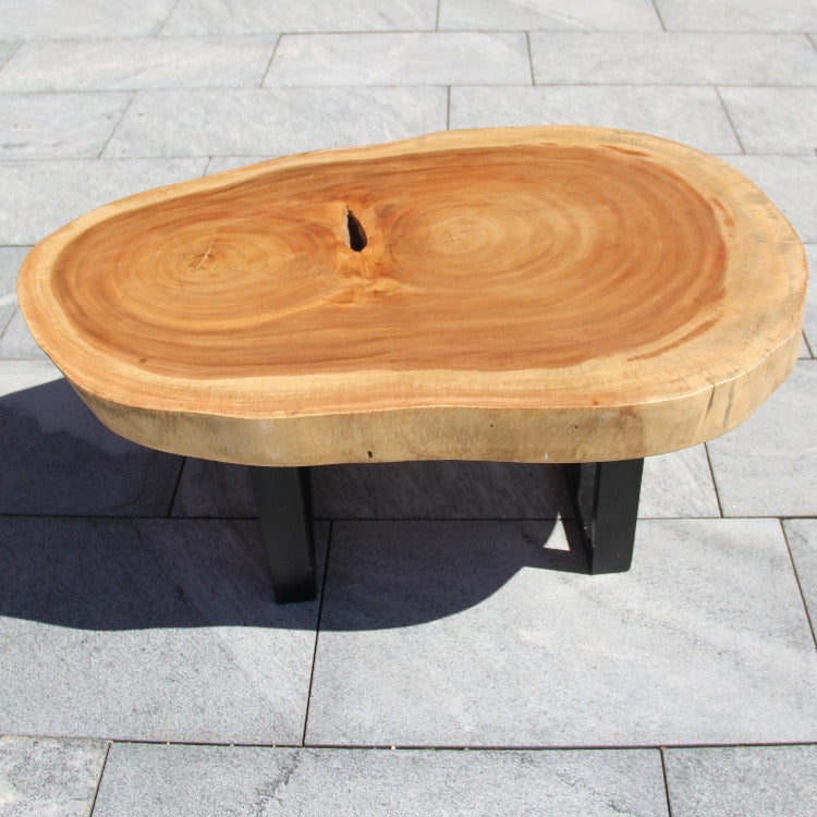 Salontisch aus heller Akazien-Baumscheibe (105 x 72 x 43 cm, ca. 8 cm starke Platte) in tropfenförmiger Naturform, handgefertigtes Massivholz-Unikat als heller Couchtisch für skandinavische, boho oder moderne Wohnzimmer in der Schweiz