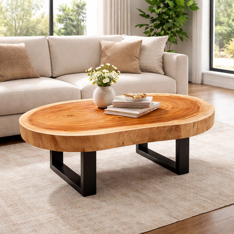 Salontisch aus heller Akazien-Baumscheibe (105 x 72 x 43 cm, ca. 8 cm starke Platte) in tropfenförmiger Naturform, handgefertigtes Massivholz-Unikat als heller Couchtisch für skandinavische, boho oder moderne Wohnzimmer in der Schweiz