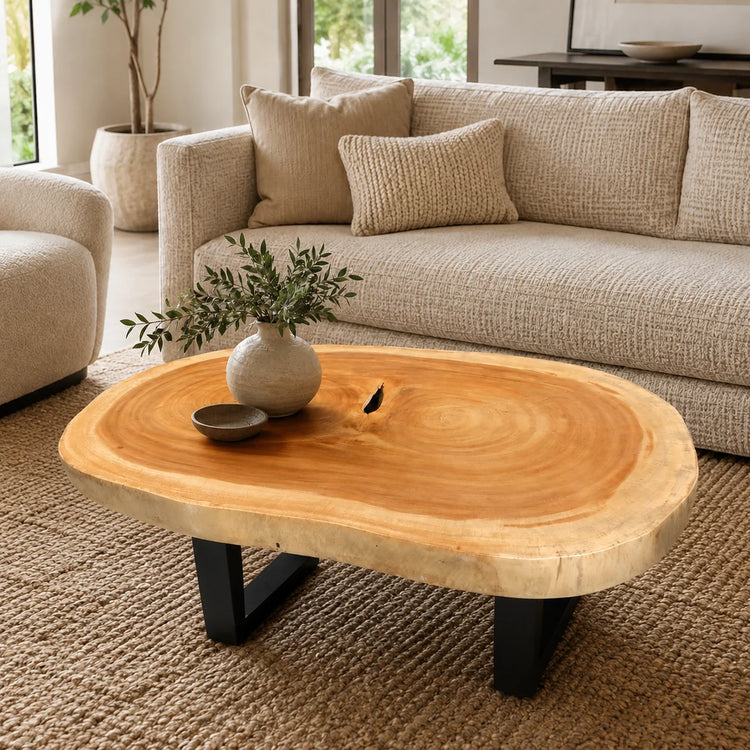 Salontisch aus heller Akazien-Baumscheibe (105 x 72 x 43 cm, ca. 8 cm starke Platte) in tropfenförmiger Naturform, handgefertigtes Massivholz-Unikat als heller Couchtisch für skandinavische, boho oder moderne Wohnzimmer in der Schweiz