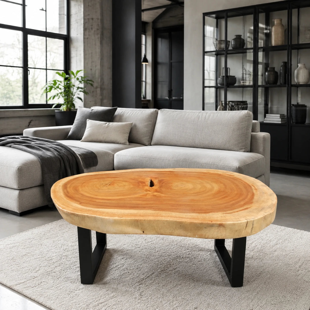 Salontisch aus heller Akazien-Baumscheibe (105 x 72 x 43 cm, ca. 8 cm starke Platte) in tropfenförmiger Naturform, handgefertigtes Massivholz-Unikat als heller Couchtisch für skandinavische, boho oder moderne Wohnzimmer in der Schweiz