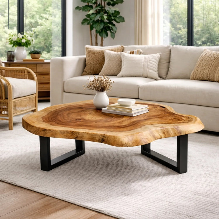Heller Salontisch aus Akazie-Suar-Baumscheibe (118 × 87 cm, 8 cm starke Platte) mit Naturkante, rustikaler aber leichter Massivholz-Couchtisch im Vintage-Stil für Wohnzimmer, Lounge, Balkon oder Terrasse in der Schweiz